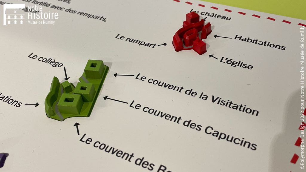 Des pi&egrave;ces sont rang&eacute;es dans des emplacements faisant correspondre des l&eacute;gendes avec les diff&eacute;rents b&acirc;timents de la p&eacute;riode.